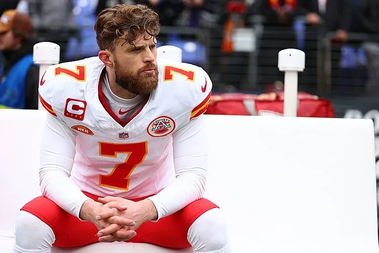 NFL kicker faces backlash for praising traditional family in ...